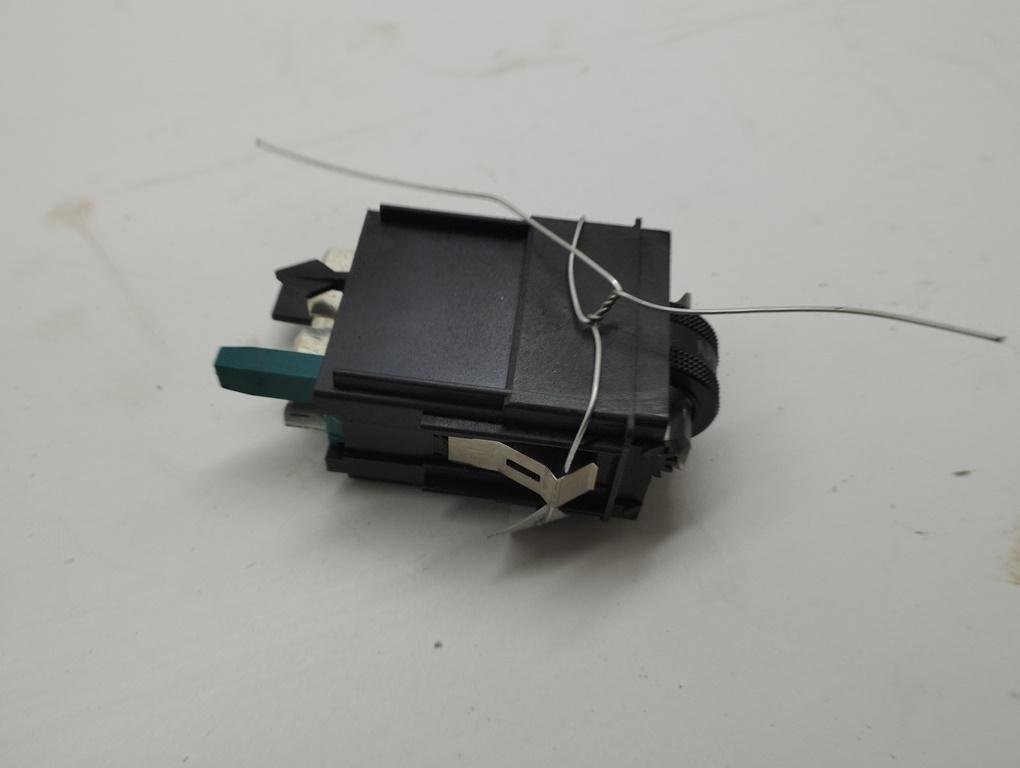 кнопка обогрева сидений Audi A6 C5 2002, 2.5 л., дизель, АКПП, чёрный, универсал, 4D0963563E