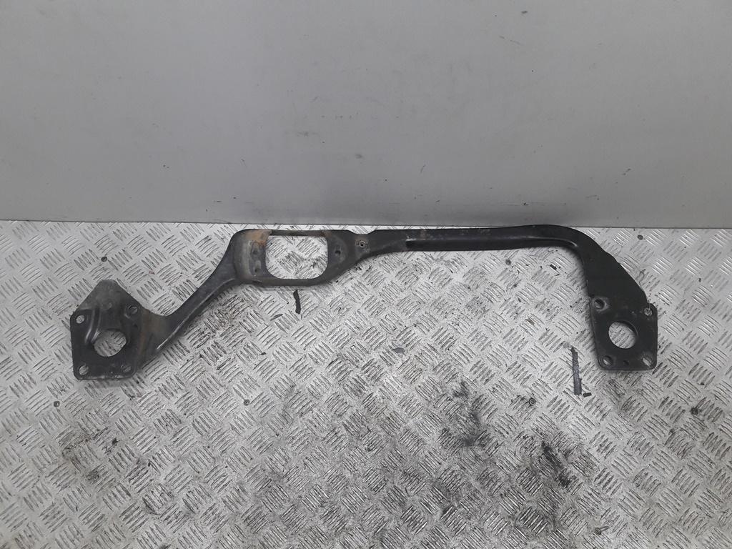 кронштейн переднего бампера Volkswagen Passat B5 1998, 2.3 л., бензин, МКПП, чёрный, универсал