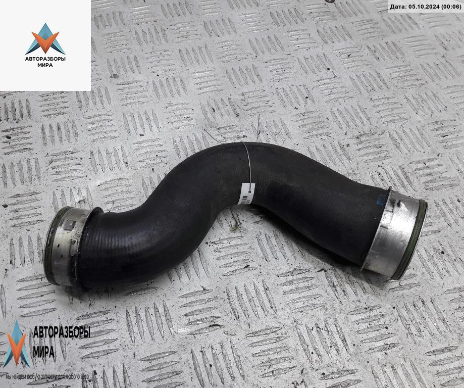 патрубок интеркулера Volkswagen Passat B6 2005, 2.0 л., бензин, МКПП, чёрный, универсал - фото №1
