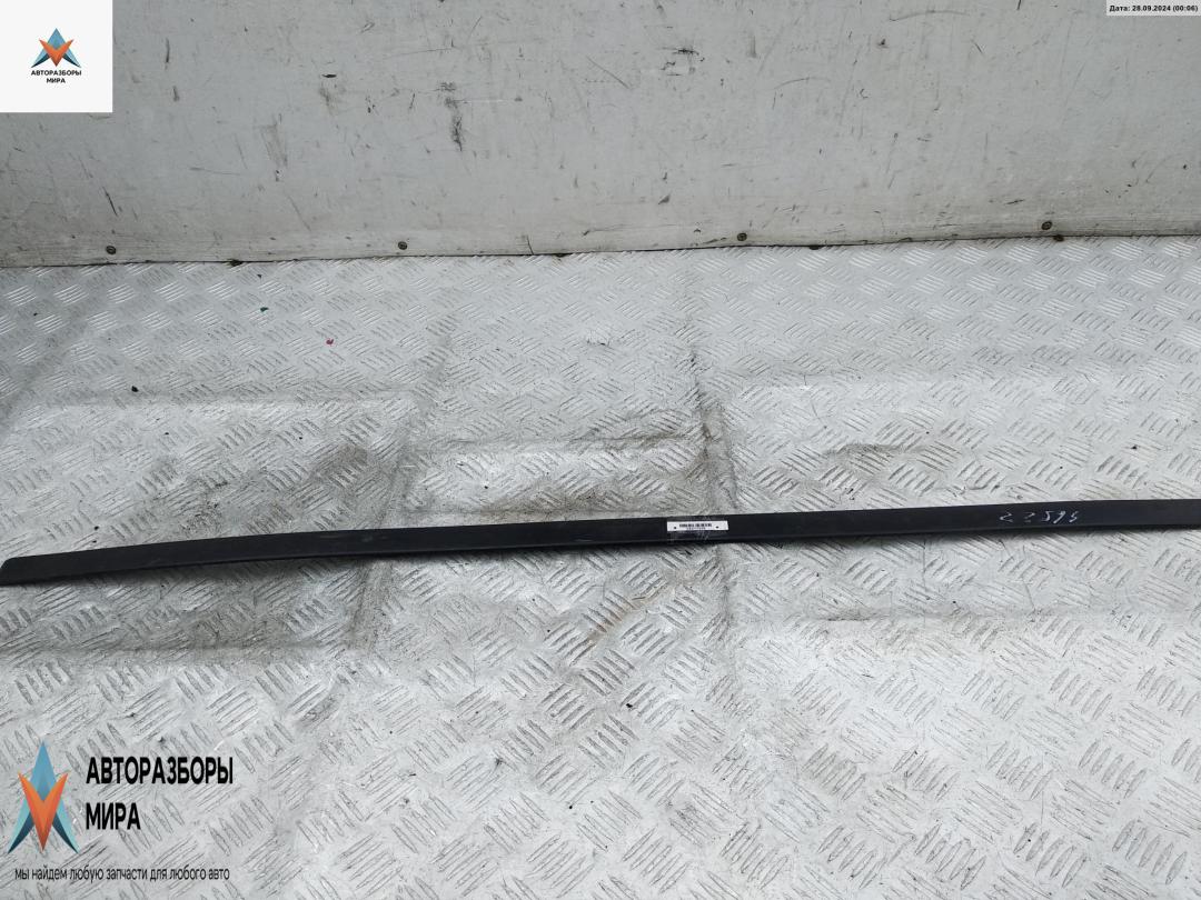 молдинг двери передней левой Audi A6 4B/C5 2000, 2.5 л., дизель, МКПП, чёрный, универсал, 4B0853953A - фото №1