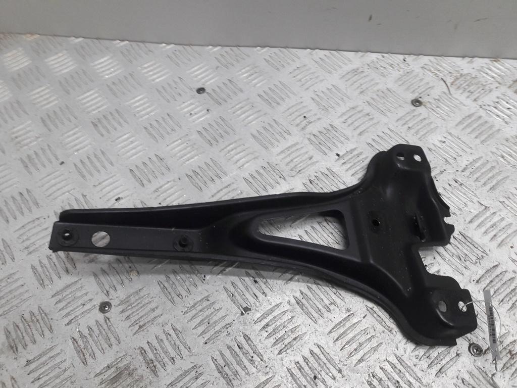 кронштейн (крепление) Volkswagen Golf 4 поколение 1998, 1.6 л., бензин, МКПП, чёрный, хетчбэк 5 дв., 1J0805569B - фото №1