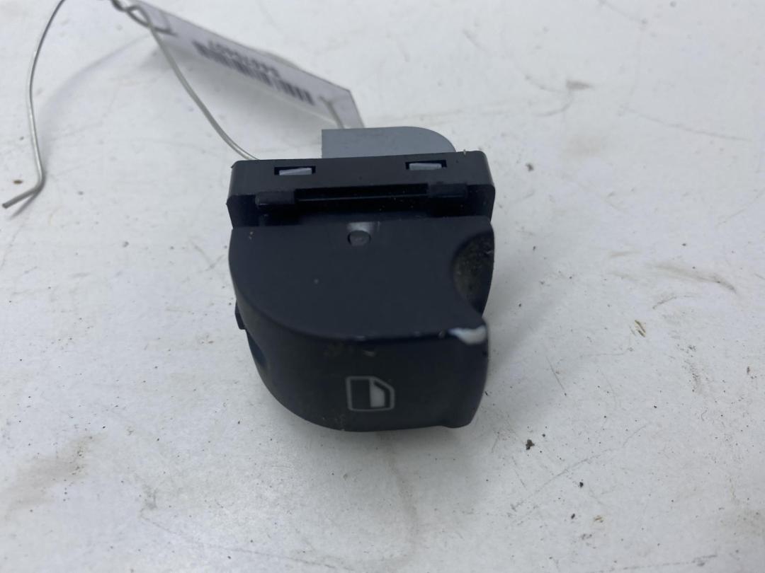 кнопка стеклоподъемника заднего правого Audi A6 4F/C6 2005, 2.0 л., TFSI, бензин, МКПП, чёрный, универсал, 4F0959855 - фото №1