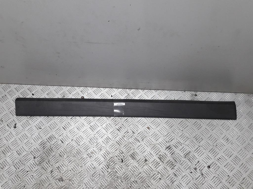 молдинг двери передней правой Volkswagen Passat B3 1992, 1.8 л., бензин, МКПП, красный, седан, 357853516