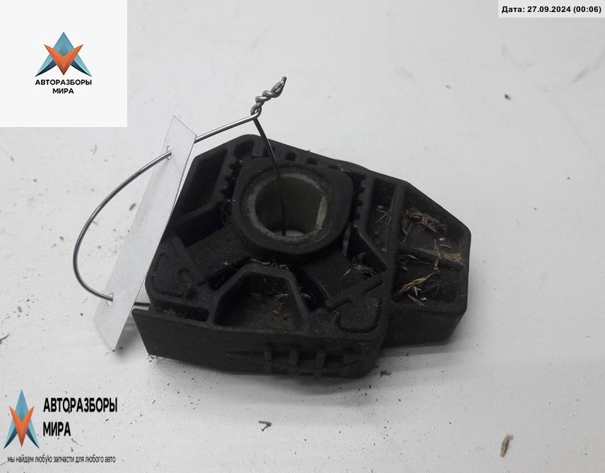 кронштейн радиатора Volkswagen Golf 4 поколение 1998, 1.9 л., дизель, МКПП, чёрный, хетчбэк 3 дв. - фото №1