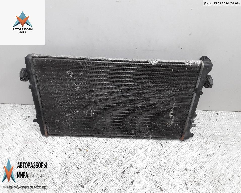 радиатор охлаждения Volkswagen Golf 4 поколение 1998, 1.6 л., бензин, МКПП, синий, хетчбэк 3 дв. - фото №1