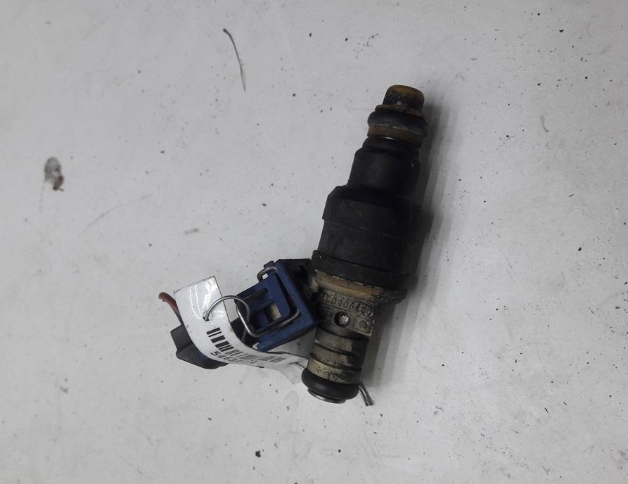 форсунка Volkswagen Passat B4 1994, 1.6 л., бензин, МКПП, синий, универсал, 037906031