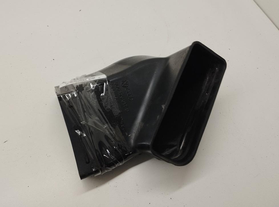 воздуховод Audi A4 B5 1996, 2.6 л., бензин, АКПП, зелёный, универсал, 8D0129617B - фото №1