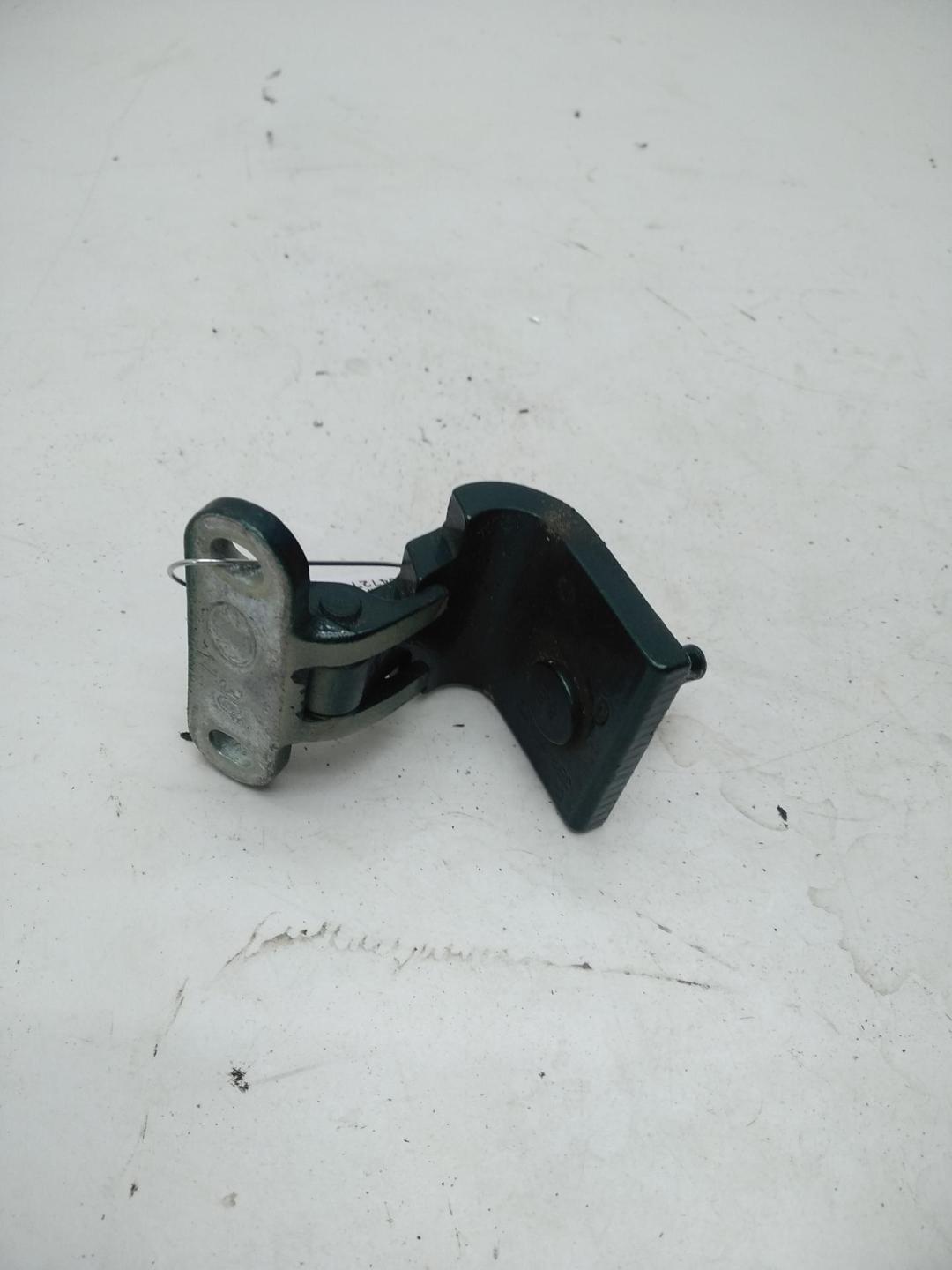 петля крышки багажника Volkswagen Passat B5 2000, зелёный, универсал, 3B9827301D