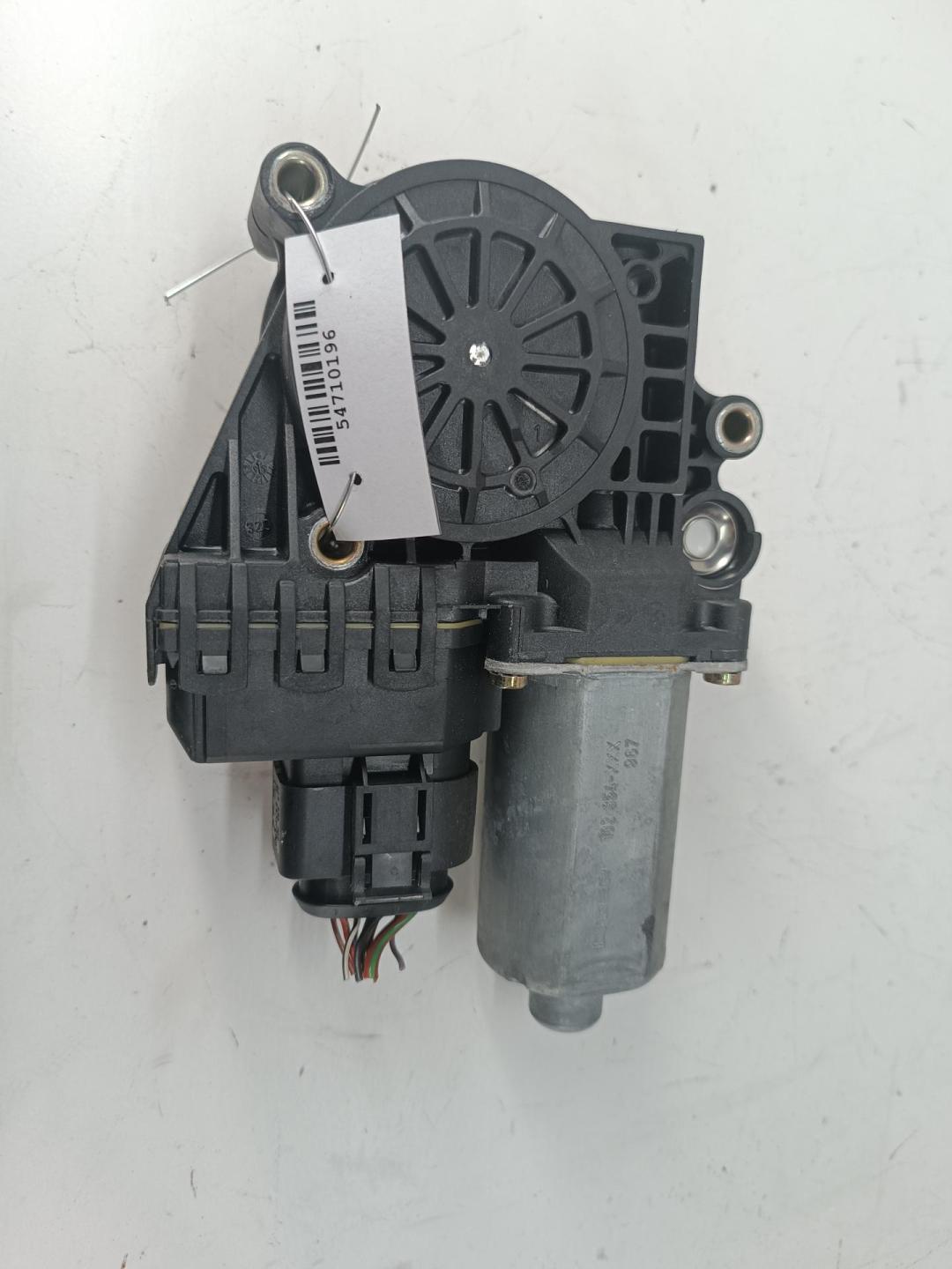 моторчик стеклоподъемника передний правый Audi A6 4B/C5 1999, 2.4 л., бензин, АКПП, серый, универсал, 0130821774 - фото №1