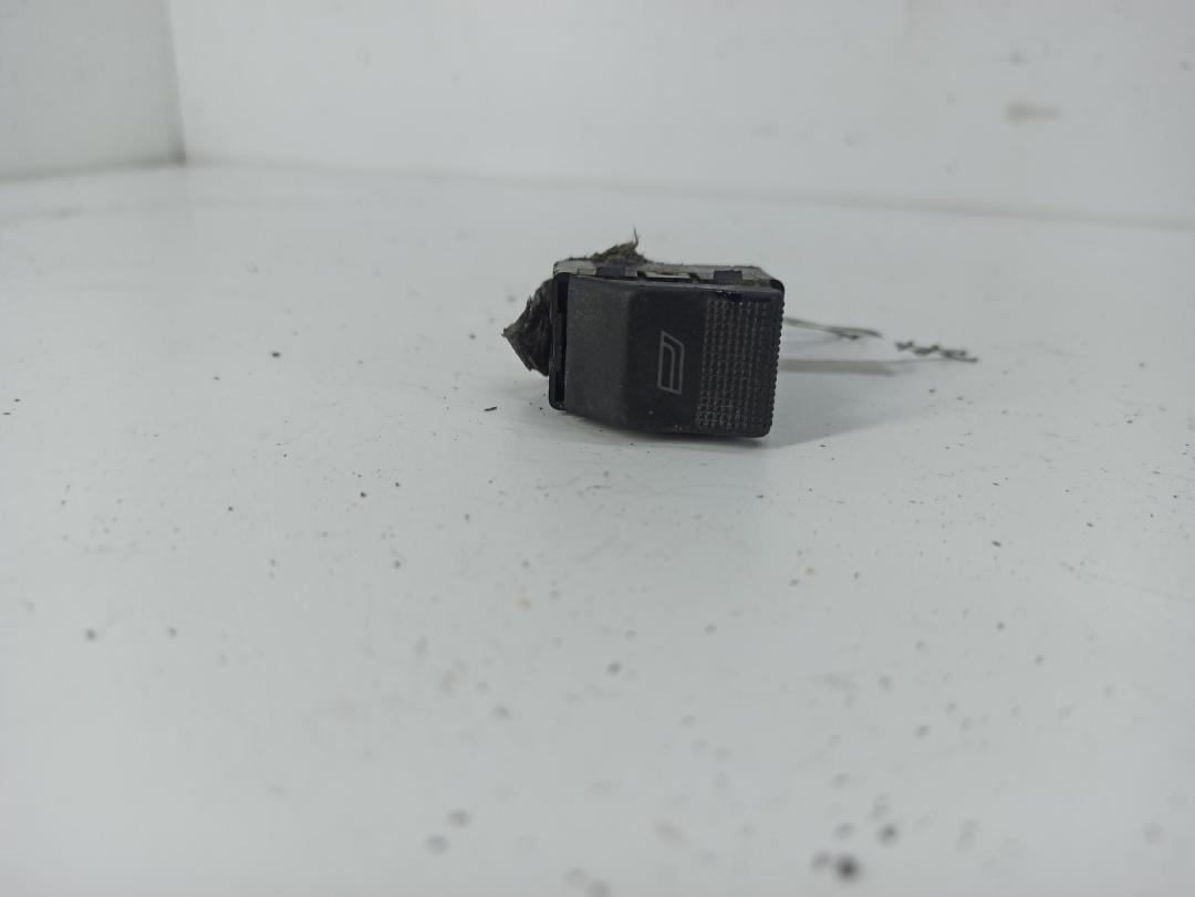 кнопка стеклоподъемника переднего левого Audi A4 B5 1996, 2.6 л., бензин, АКПП, зелёный, универсал, 4D0959855 - фото №1