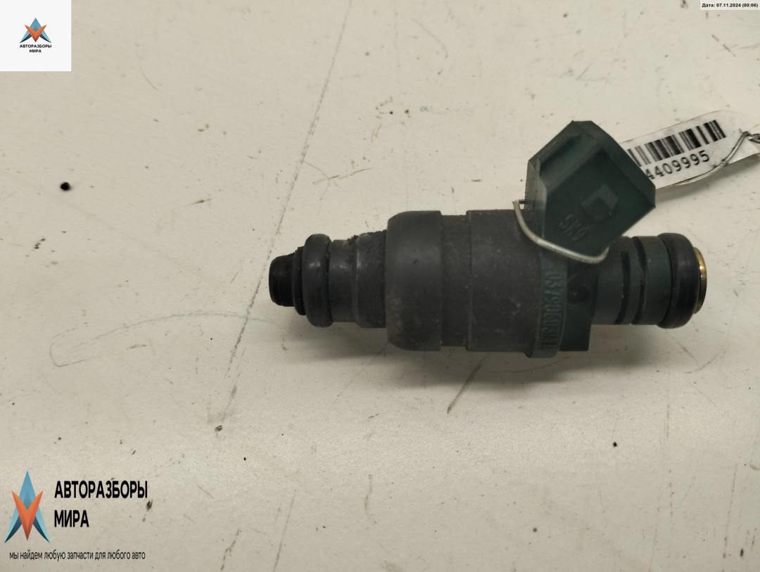 форсунка Volkswagen Bora 1 поколение 1998, 1.6 л., бензин, МКПП, красный, седан, 037906031AA - фото №1