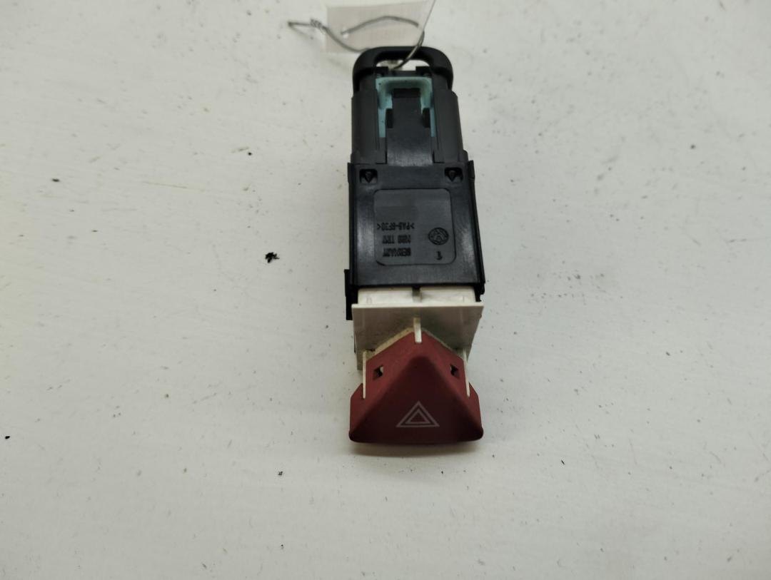 кнопка аварийной сигнализации Volkswagen Passat B6 2007, 2.0 л., дизель, МКПП, синий, универсал, 3C0953509A - фото №1