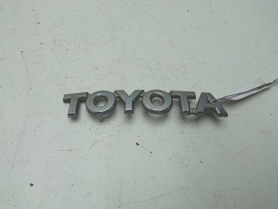 эмблема Toyota Aygo 2006, 1.0 л., бензин, МКПП, красный, хетчбэк 3 дв.