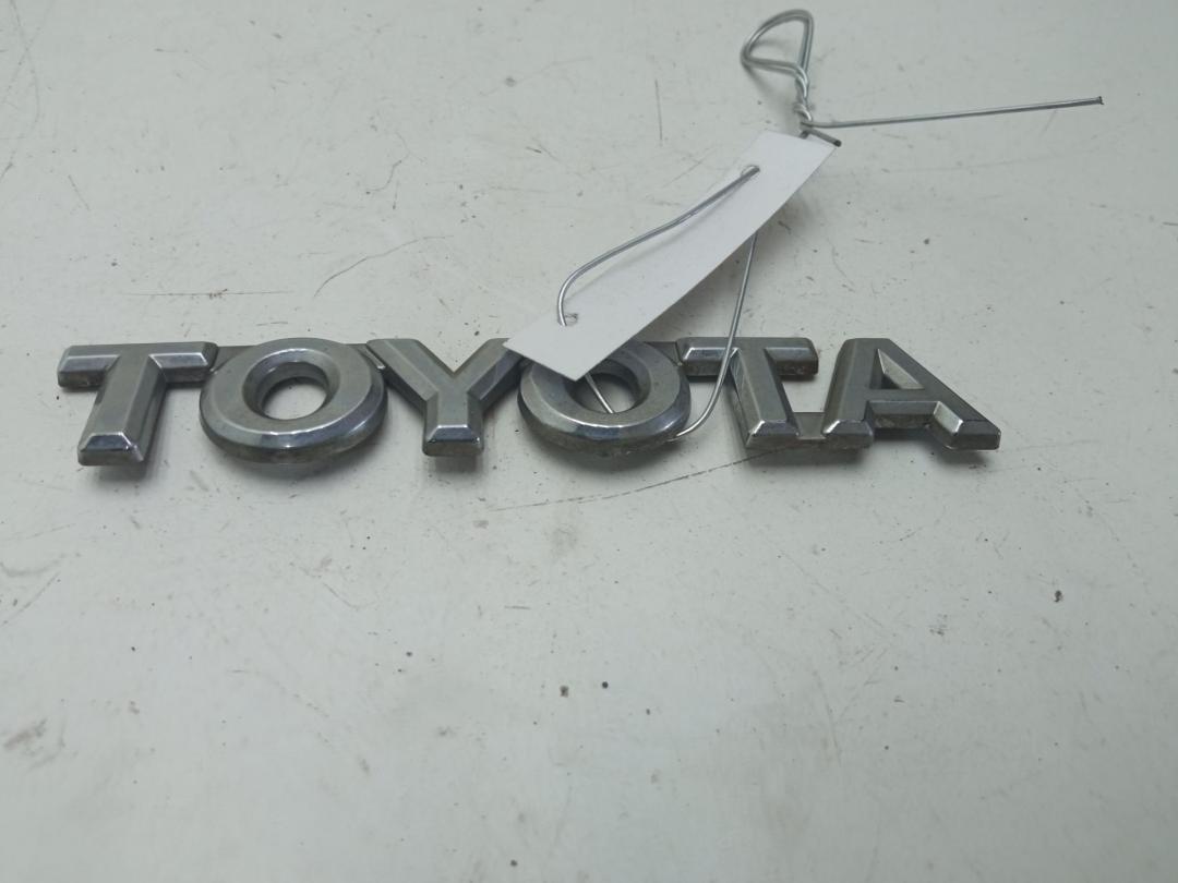 эмблема Toyota Yaris Verso 2003, 1.3 л., бензин, МКПП, красный, минивэн