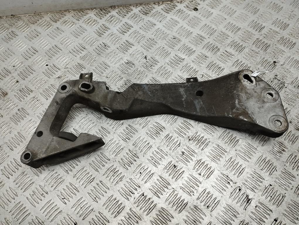 кронштейн КПП BMW 5 E60/E61 2006, 3.0 л., дизель, МКПП, серый, универсал, 6769281