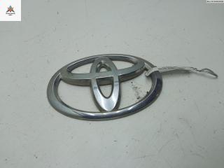 эмблема Toyota Aygo 1 поколение 2006, 1.0 л., бензин, МКПП, красный, хетчбэк 3 дв., 754310H010