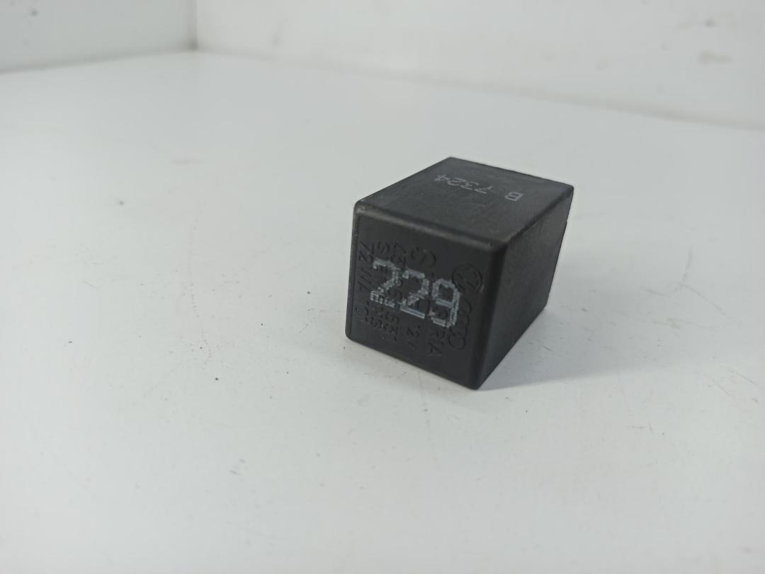 реле (прочие) Audi 80 8C/B4 1993, 2.0 л., бензин, МКПП, зелёный, седан, 431955531 - фото №1