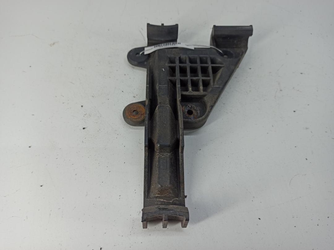 крепление ( кронштейн ) крыла Audi 80 B4 1993, седан, 8A0807283