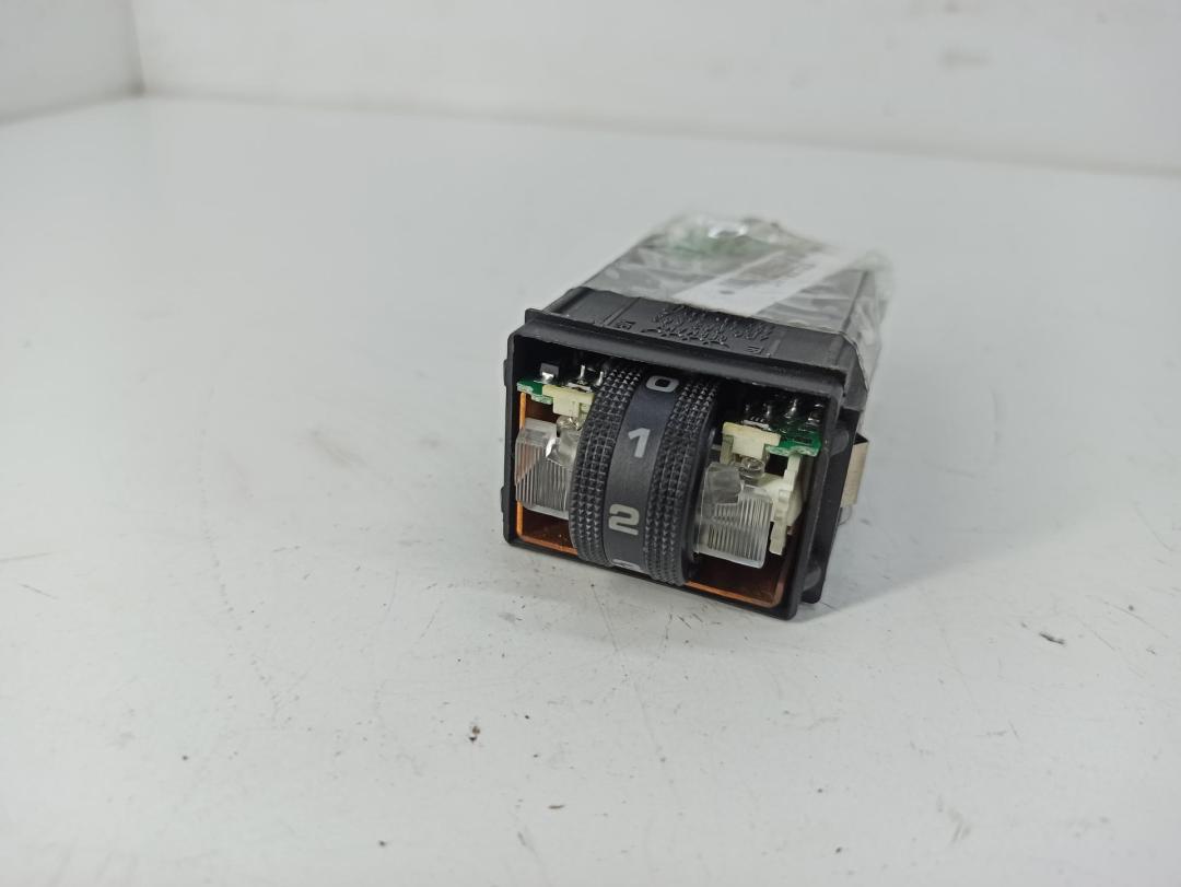 кнопка обогрева сидений Audi A6 4B/C5 1998, 1.8 л., Ti, бензин, МКПП, синий, универсал, 4B0963563 - фото №1