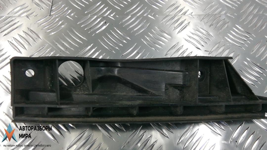 крепление бампера Volkswagen Golf 4 поколение 2001, 1.6 л., бензин, МКПП, хетчбэк 5 дв., 1T0807889A - фото №1