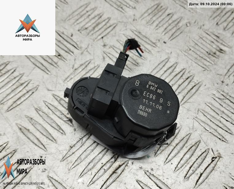 моторчик заслонки печки BMW 5 серия E60/E61 2006, 3.0 л., дизель, МКПП, серый, универсал, 6942992 - фото №1