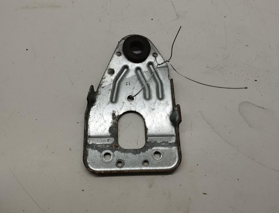 кронштейн (крепление) Audi A6 C6 2007, 3.0 л., дизель, АКПП, белый, универсал, 4F0