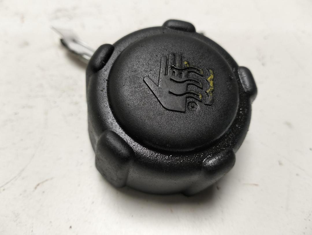 пробка расширительного бачка Renault Scenic I 2001, 1.6 л., бензин, МКПП, красный, минивэн, 8200048024
