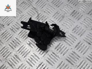 замок капота Volkswagen Polo 3 поколение 1997, 1.0 л., бензин, МКПП, красный, хетчбэк 5 дв.