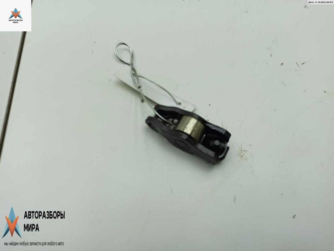 коромысло клапана (рокер) Citroen C4 1 поколение 2006, 1.4 л., бензин, МКПП, красный, хетчбэк 3 дв. - фото №1