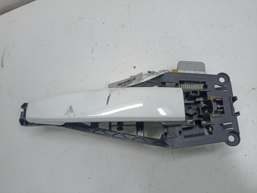 ручка наружная передняя левая Opel Corsa D 2009, 1.0 л., бензин, МКПП, белый, хетчбэк 3 дв. - фото №1