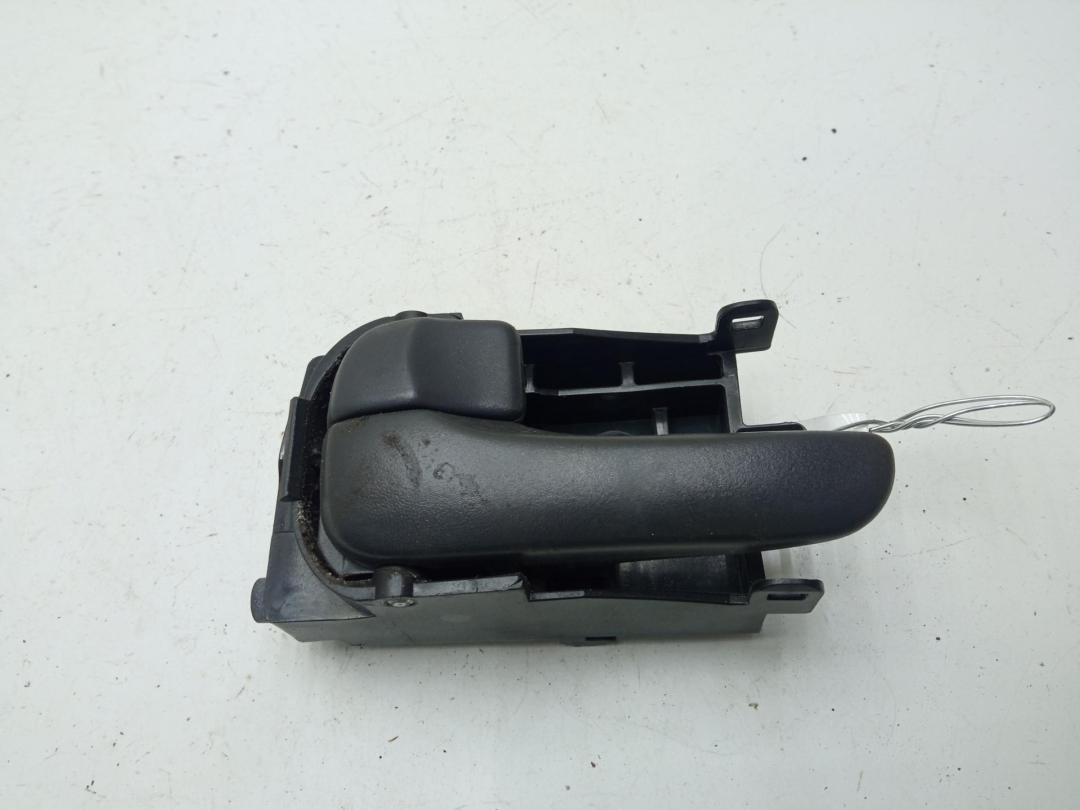 ручка внутренняя задняя левая Nissan Primera P11 1997, 1.6 л., бензин, МКПП, серый, хетчбэк 5 дв. - фото №1