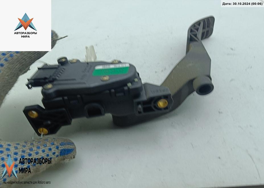 педаль Volkswagen Golf 4 поколение 1999, 1.4 л., бензин, МКПП, белый, хетчбэк 5 дв. - фото №1