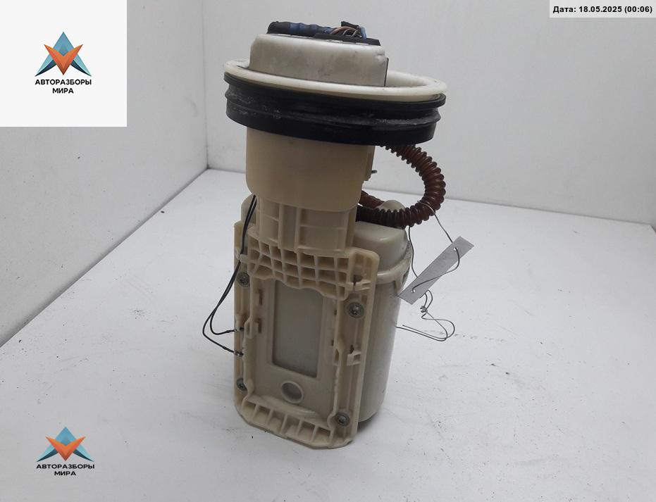 насос топливный Volkswagen Golf 4 поколение 1999, 1.4 л., бензин, МКПП, белый, хетчбэк 5 дв. - фото №1