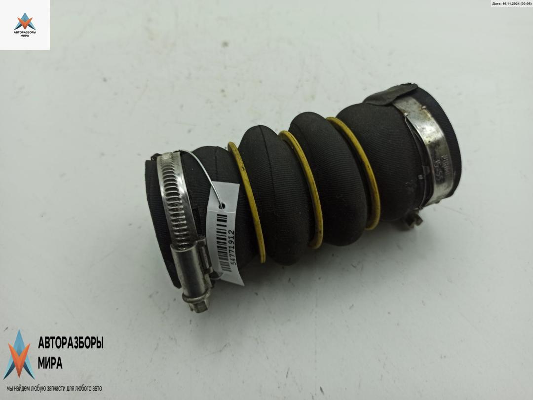 патрубок интеркулера Peugeot 2008 1 поколение 2015, 1.2 л., бензин, МКПП, чёрный, внедорожник 5 дв., 9801280380 - фото №1