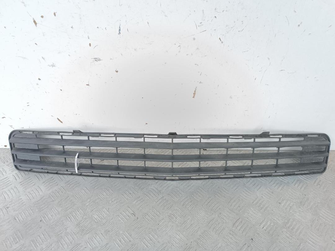 заглушка (решетка) в бампер Mercedes-Benz C-Класс W204/S204 2007, 1.8 л., бензин, МКПП, чёрный, седан, 2048850023 - фото №1