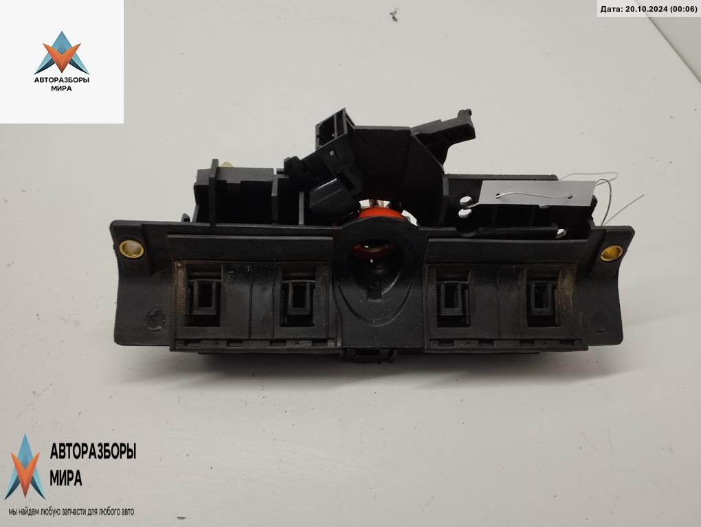 ручка крышки багажника Audi A6 4B/C5 2000, чёрный, универсал, 4B0827565H - фото №1