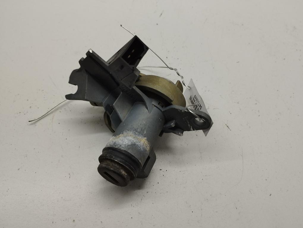 Личинка замка багажника Audi A4 B6 2002, 3.0 л., бензин, АКПП, красный, универсал, 8E0827573