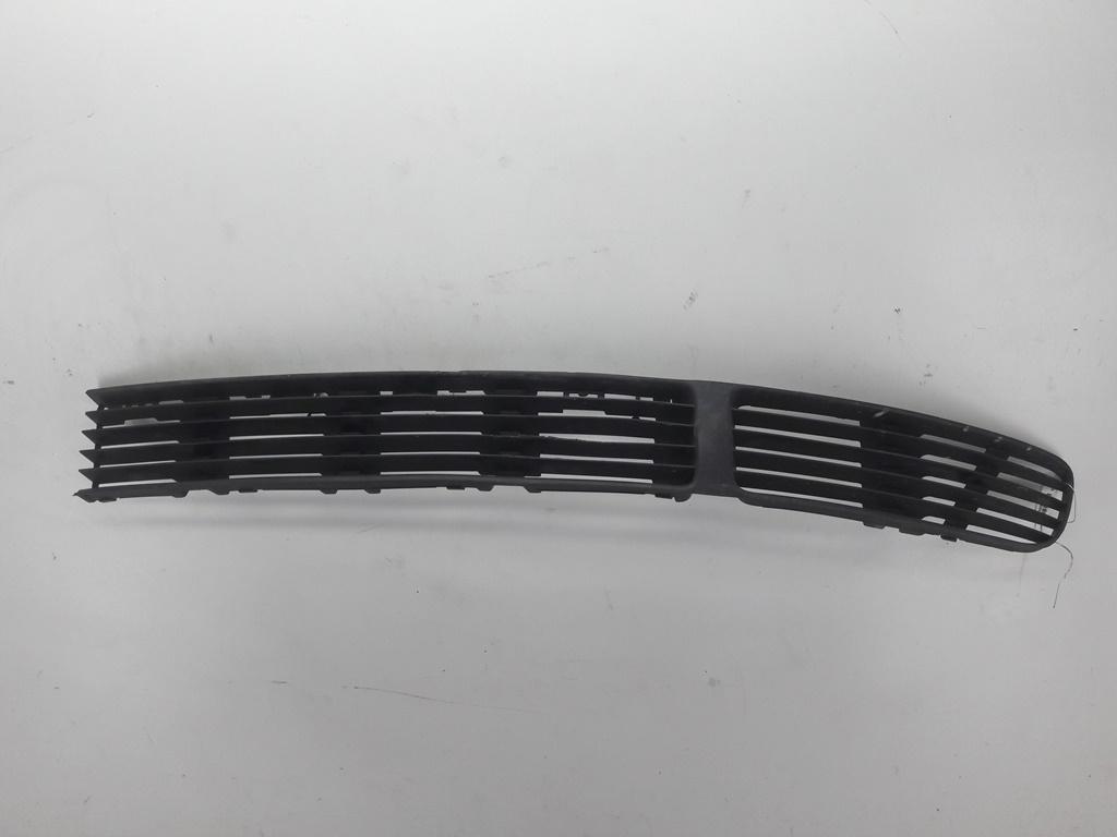 заглушка (решетка) в бампер Volkswagen Passat B5 1999, 1.8 л., бензин, МКПП, серый, универсал, 3B0853677B - фото №1