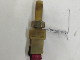 Датчик (включатель) стоп-сигнала Audi A4 B5 1997, 1.6 л., бензин, МКПП, зелёный, седан, 443945515