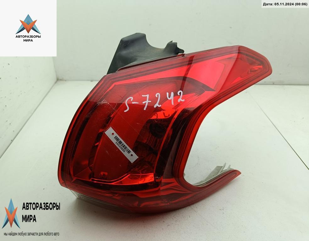 фонарь задний правый Peugeot 2008 1 поколение 2015, 1.2 л., бензин, МКПП, чёрный, внедорожник 5 дв., 9678074280 - фото №1