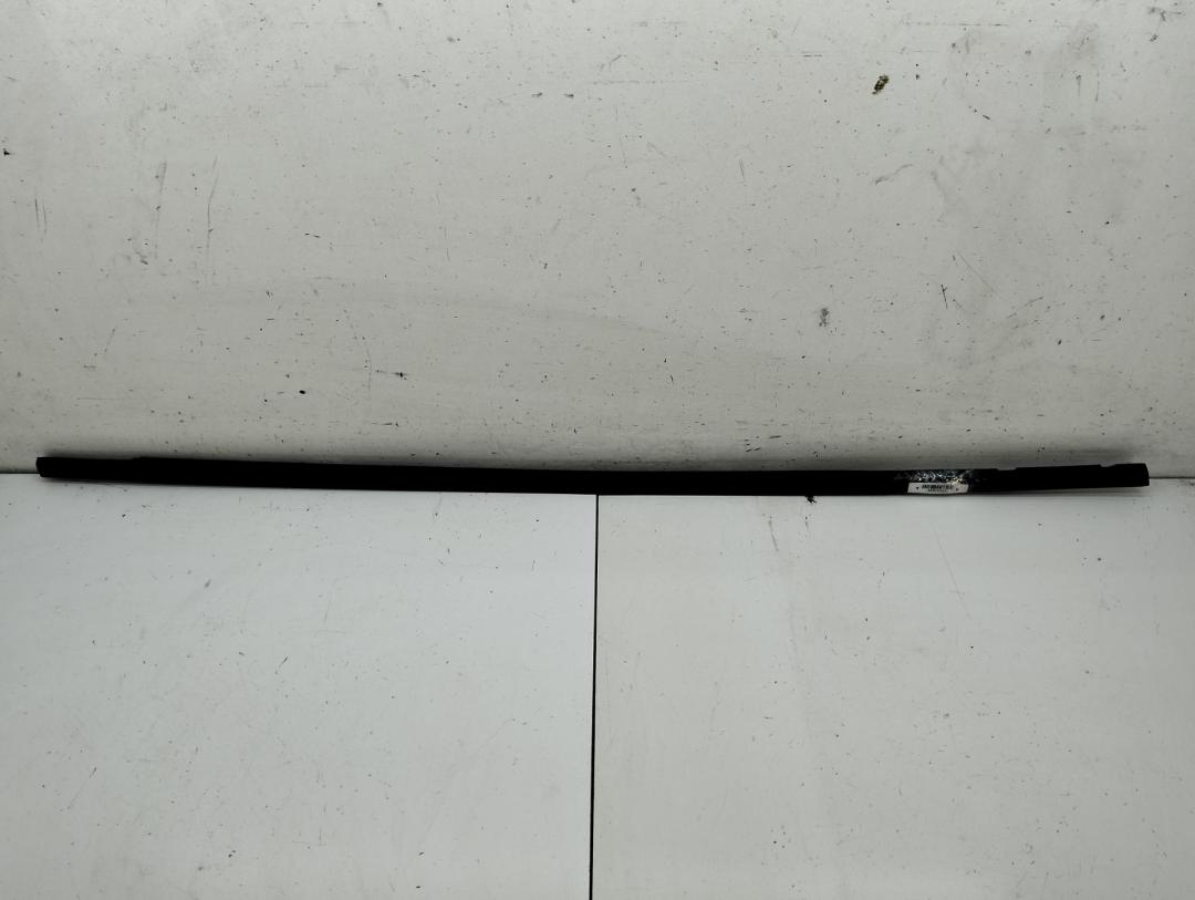 Молдинг стекла двери наружный Volkswagen Touran 2009, 2.0 л., дизель, МКПП, серый, минивэн