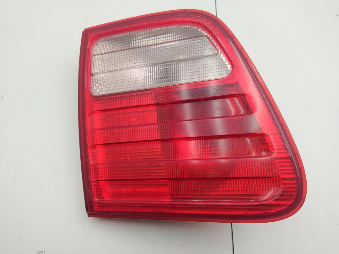 фонарь крышки багажника левый Mercedes-Benz E W210 1999, 2.0 л., бензин, МКПП, красный, универсал, 2108202364