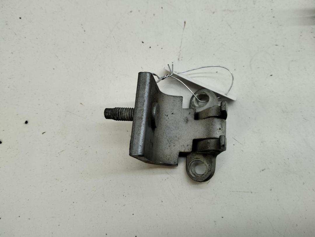 петля крышки багажника Volkswagen Passat B5+ (GP) 2003, серый, универсал, 3B9827301E