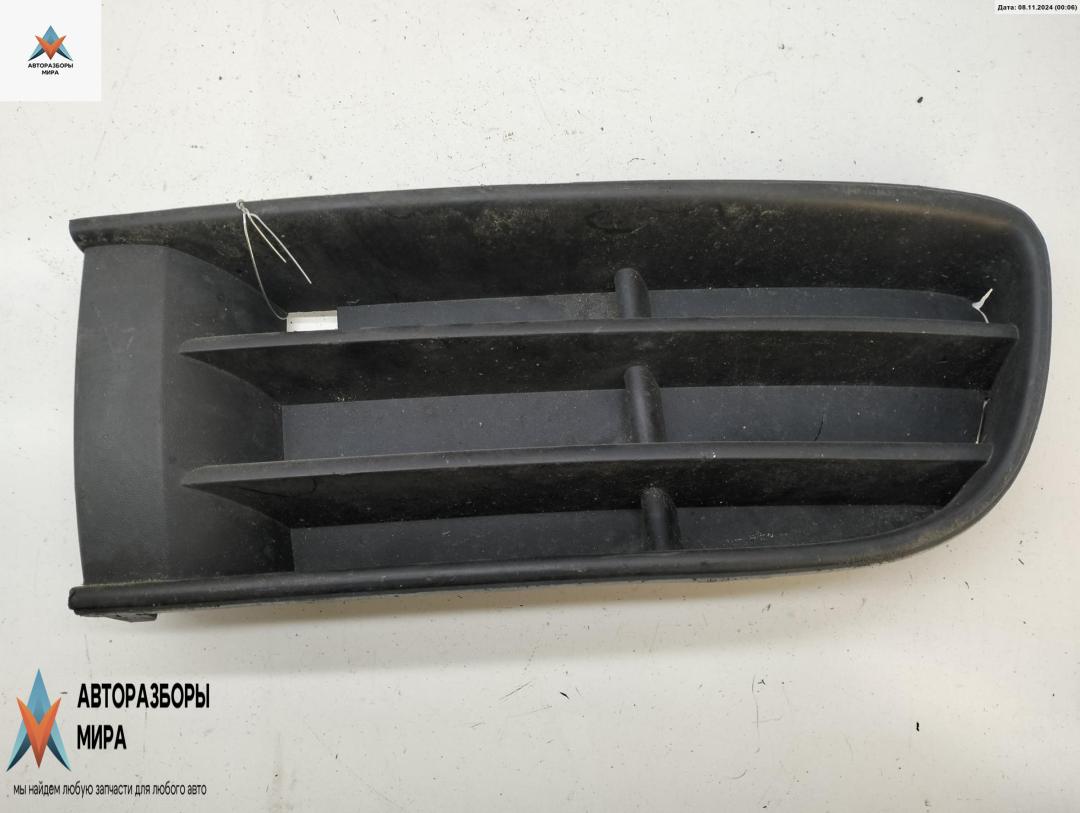 заглушка (решетка) в бампер Volkswagen Polo 4 поколение 2002, 1.4 л., бензин, МКПП, серый, хетчбэк 3 дв., 6Q0853665A - фото №1