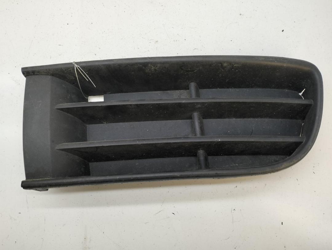 заглушка (решетка) в бампер Volkswagen Polo 2002, 1.4 л., бензин, МКПП, серый, хетчбэк 3 дв., 6Q0853665A