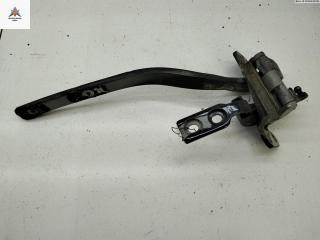 петля крышки багажника Volkswagen Touareg 1 поколение [рестайлинг] 2007, чёрный, внедорожник 5 дв., 7L6827301E