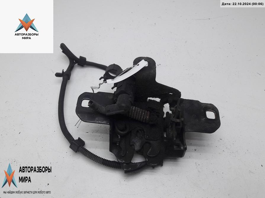 замок капота Volkswagen Golf 4 поколение 1999, 1.4 л., бензин, МКПП, белый, хетчбэк 5 дв. - фото №1