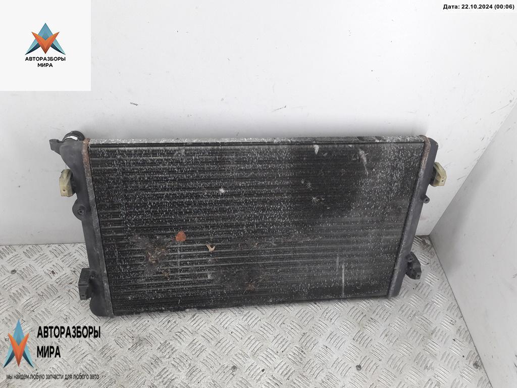 радиатор охлаждения Volkswagen Golf 4 поколение 2002, 1.4 л., бензин, МКПП, чёрный, хетчбэк 5 дв. - фото №1
