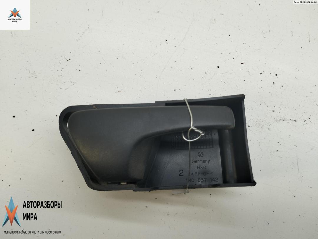 ручка внутренняя передняя правая Volkswagen Golf 3 поколение 1995, 1.8 л., бензин, МКПП, красный, хетчбэк 5 дв., 1H0837142 - фото №1