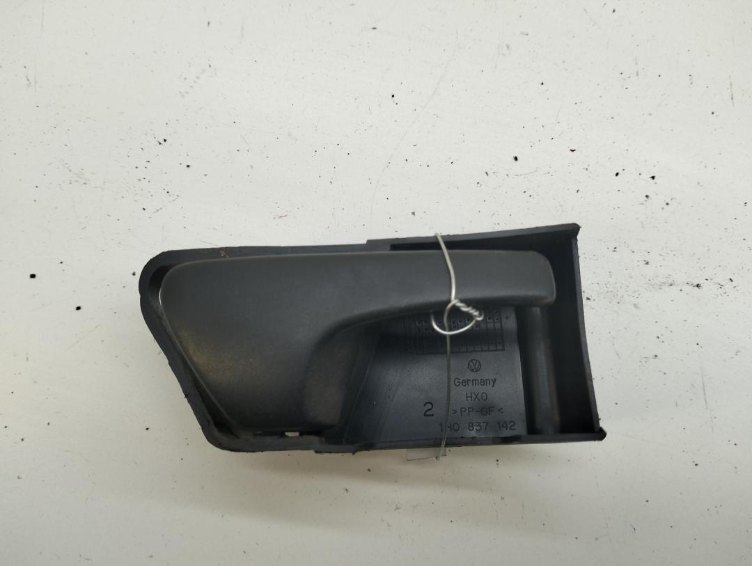ручка внутренняя передняя правая Volkswagen Golf 3 поколение 1995, 1.8 л., бензин, МКПП, красный, хетчбэк 5 дв., 1H0837142 - фото №1